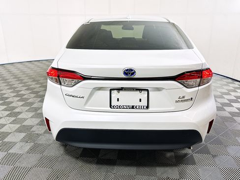 Used 2024 Toyota Corolla LE w/ LE Convenience Package FWD image 4