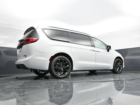 New 2027 Chrysler Pacifica Limited AWD/4WD image 52