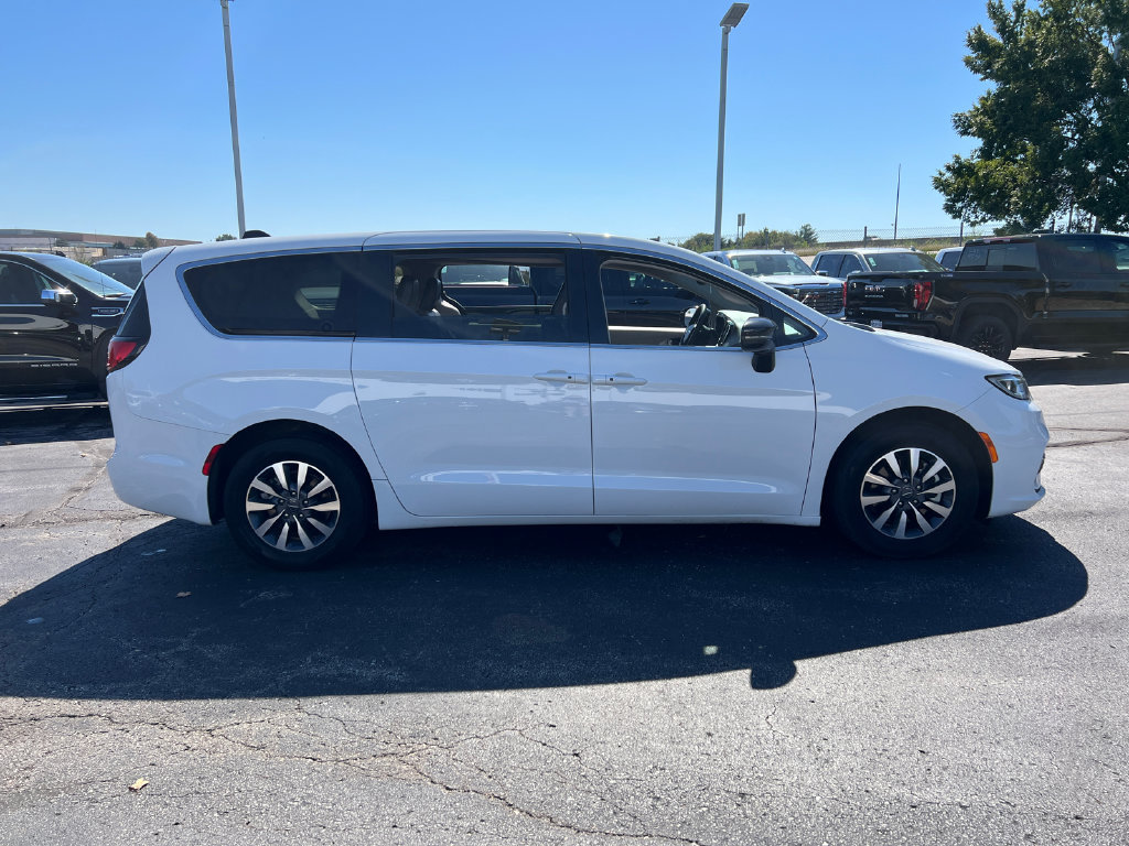 Used 2024 Chrysler Pacifica Limited FWD image 5