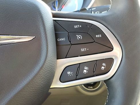 Used 2023 Chrysler Pacifica Touring-L image 19