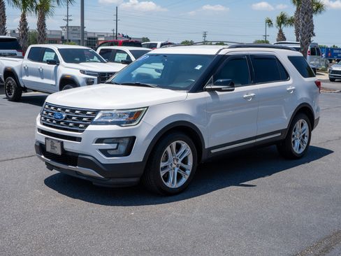 Used 2017 Ford Explorer XLT w/ Equipment Group 202A FWD image 7
