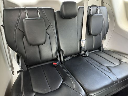 Used 2024 Chrysler Pacifica Touring-L FWD image 18