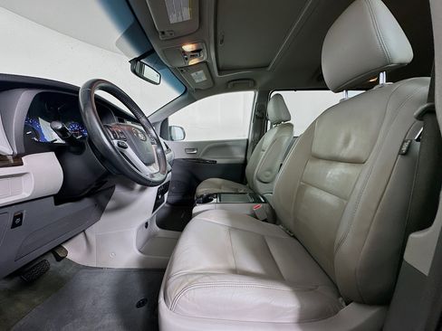 Used 2015 Toyota Sienna XLE FWD image 13
