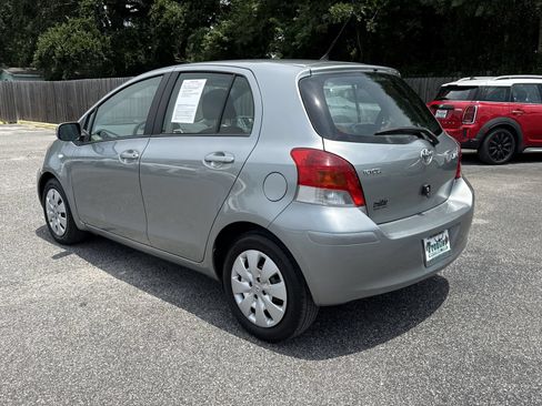 Used 2009 Toyota Yaris 4-Door Hatchback FWD image 3