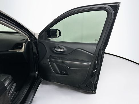 Used 2015 Jeep Cherokee Latitude w/ Comfort/Convenience Group FWD image 32