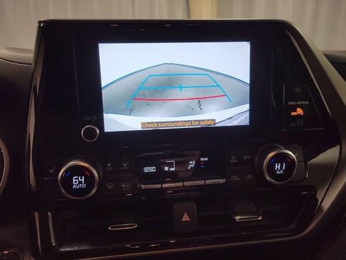 Used 2023 Toyota Highlander XLE AWD/4WD image 17