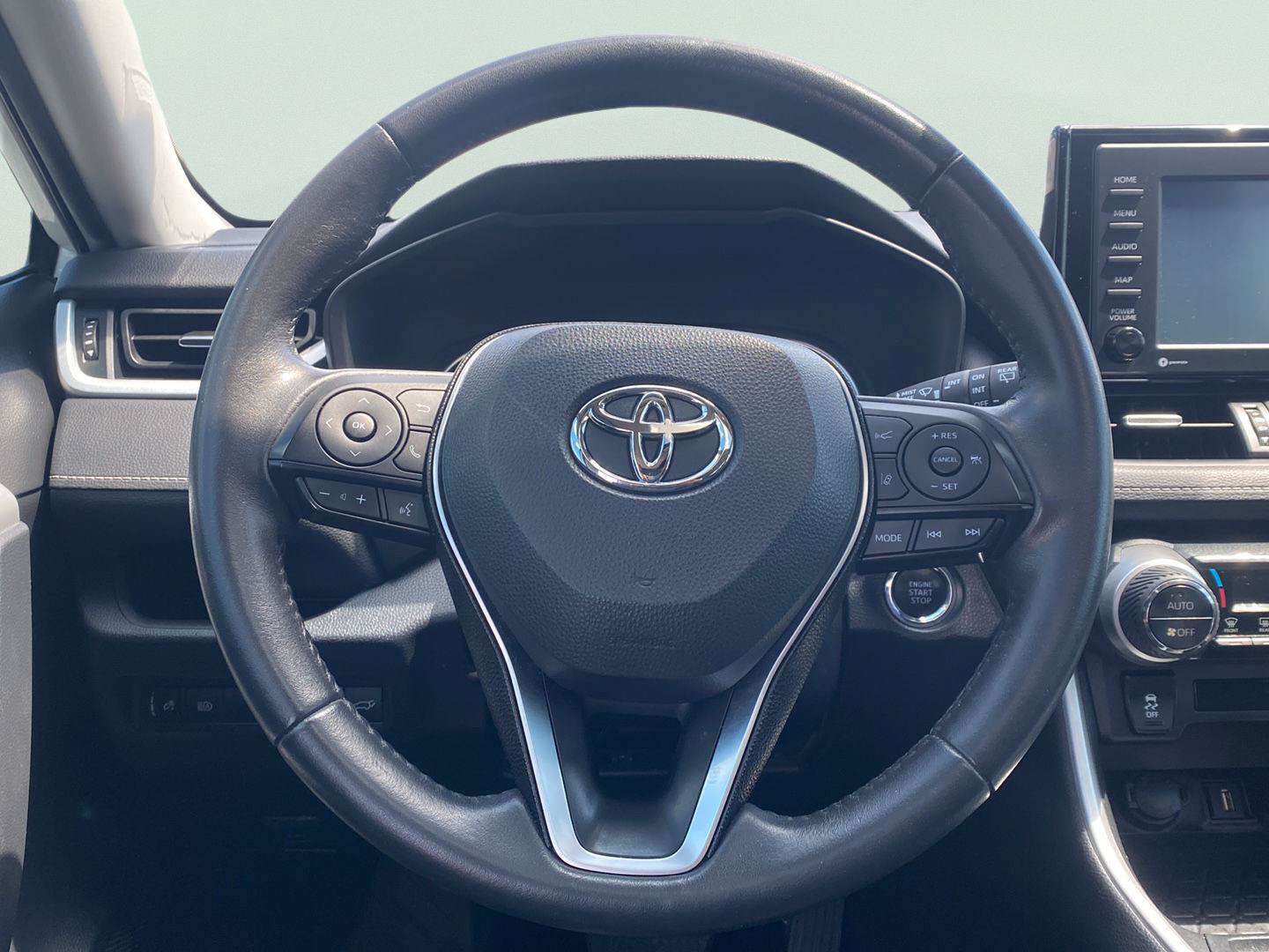 Used 2020 Toyota RAV4 XLE Premium FWD image 29