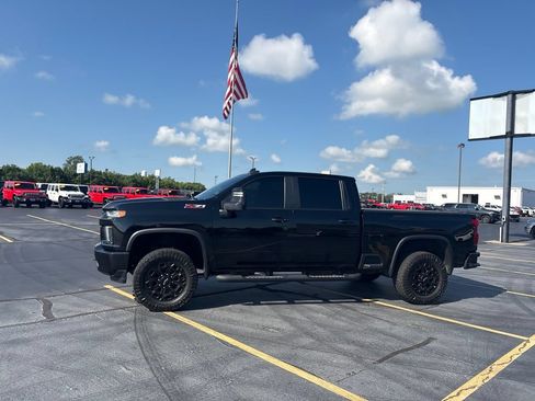Used 2023 Chevrolet Silverado 2500 LT w/ Midnight Edition AWD/4WD image 3