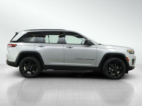 Used 2023 Jeep Grand Cherokee Altitude image 6