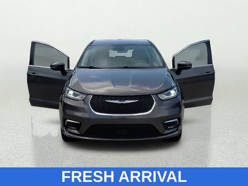 Used 2023 Chrysler Pacifica Touring-L FWD image 10