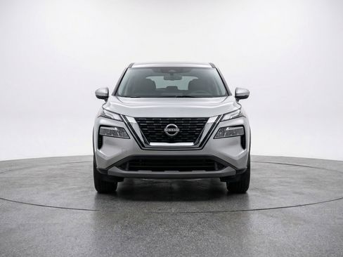 Used 2025 Nissan Rogue SV image 2