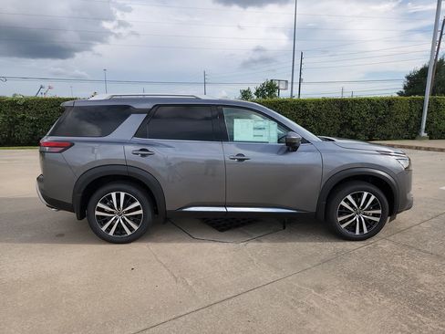 New 2025 Nissan Pathfinder Platinum image 3