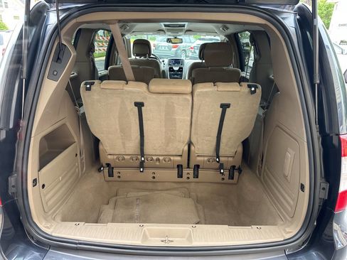 Used 2014 Chrysler Town & Country Touring FWD image 10