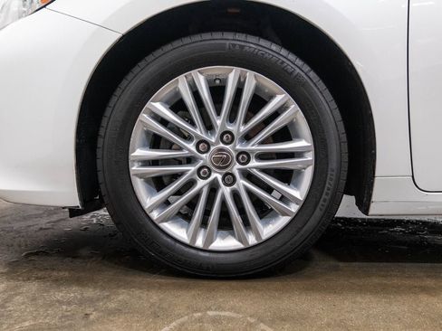 Used 2014 Lexus ES 350 w/ Luxury Package FWD image 11