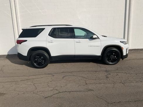 Used 2023 Chevrolet Traverse LT image 3