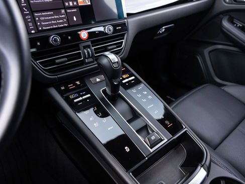 Certified 2025 Porsche Macan AWD/4WD image 17