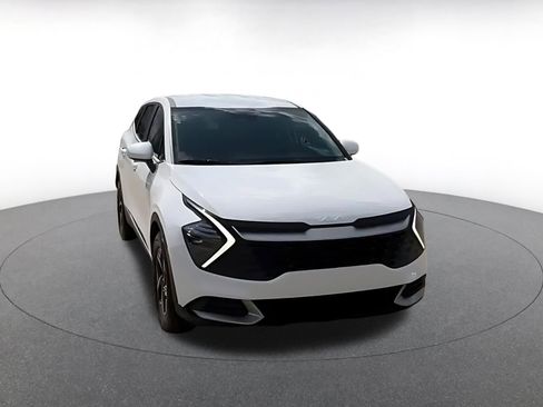 Used 2025 Kia Sportage LX image 3