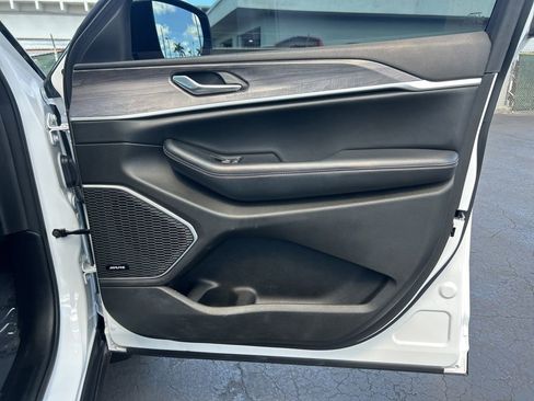 Used 2023 Jeep Grand Cherokee Limited w/ Luxury Tech Group II image 27