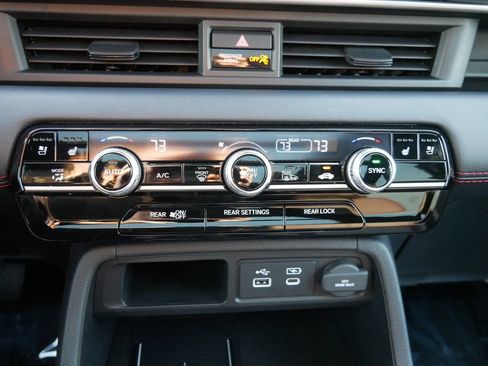 Used 2025 Honda Pilot Black Edition image 22