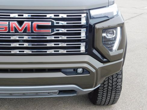 Used 2024 GMC Canyon Denali image 15