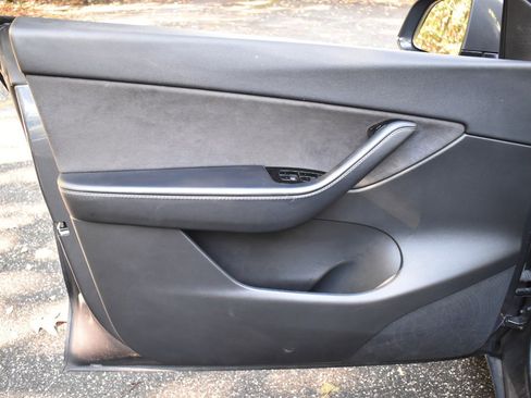 Used 2021 Tesla Model Y Long Range image 17