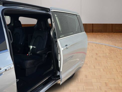 Used 2026 Chrysler Pacifica Select FWD image 11