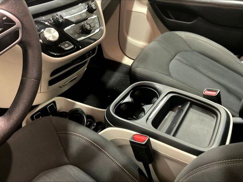 Used 2018 Chrysler Pacifica Touring Plus image 15