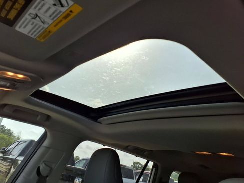 Used 2020 Toyota Highlander XLE FWD image 11