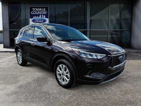 Used 2023 Ford Escape Active w/ Tech Pack #2 AWD/4WD image 3