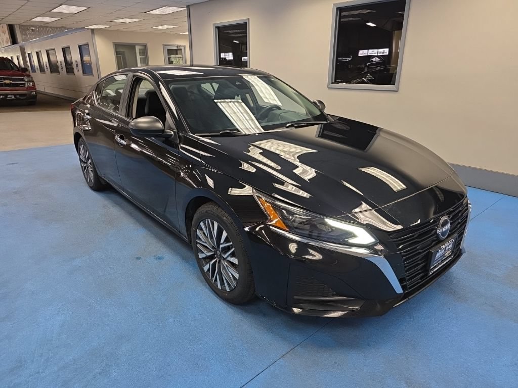 Used 2024 Nissan Altima 2.5 SV FWD image 1