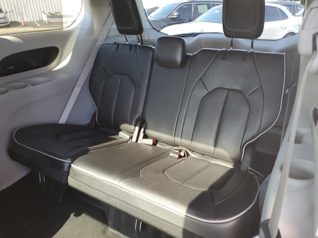 Certified 2023 Chrysler Pacifica Limited FWD image 13