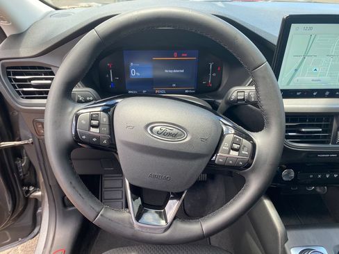 Used 2026 Ford Escape SE FWD image 32
