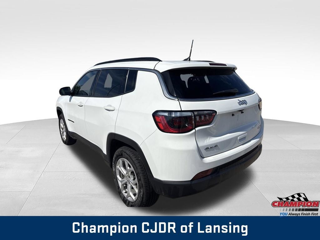 Used 2024 Jeep Compass Latitude AWD/4WD image 5
