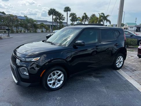Used 2022 Kia Soul LX w/ Technology Package FWD image 3