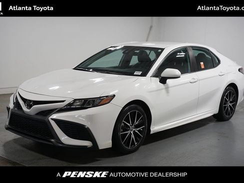 Used 2021 Toyota Camry SE FWD image 1