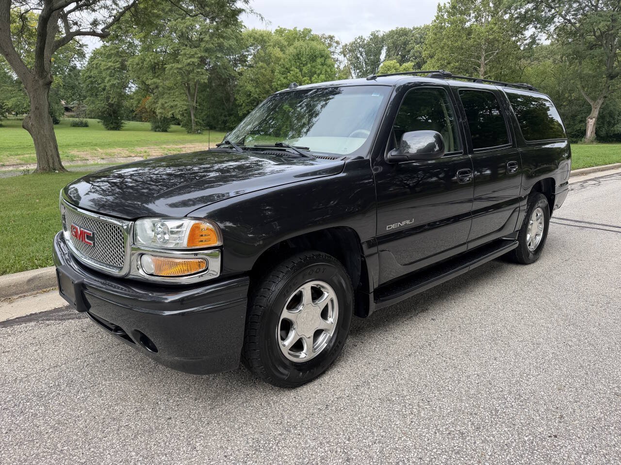 Used 2004 GMC Yukon XL Denali AWD/4WD image 1