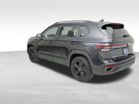 Certified 2025 Volkswagen Taos SE image 4