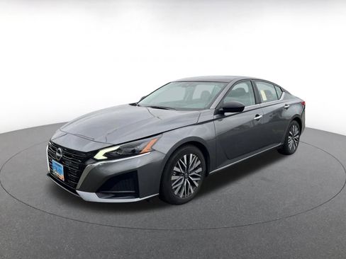 Used 2025 Nissan Altima 2.5 SV FWD image 3