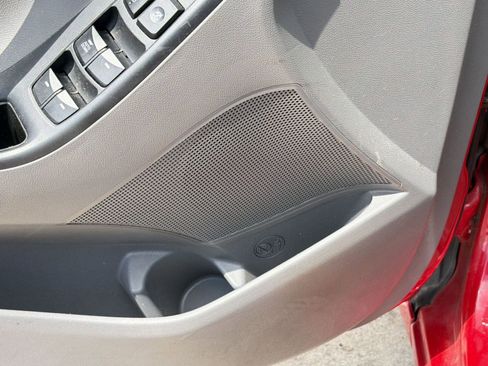 Used 2015 Hyundai Elantra SE image 24