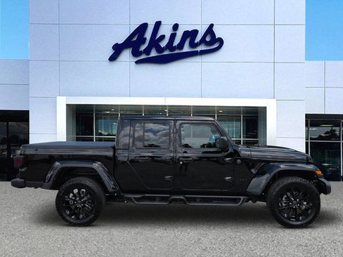Used 2025 Jeep Gladiator Sport AWD/4WD image 1