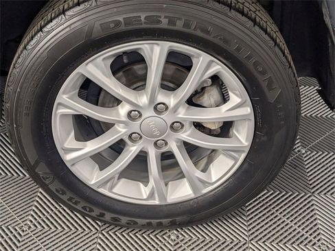 Used 2019 Jeep Cherokee Latitude w/ Popular Appearance Group image 8