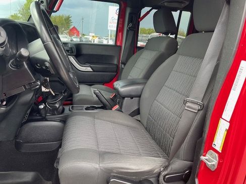 Used 2011 Jeep Wrangler Unlimited Rubicon w/ Connectivity Group image 10