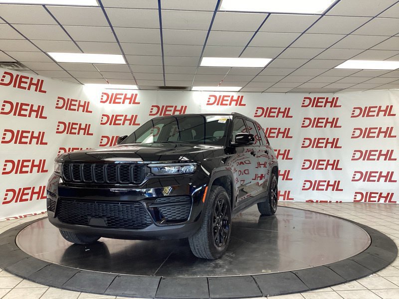 Used 2025 Jeep Grand Cherokee Altitude AWD/4WD image 3