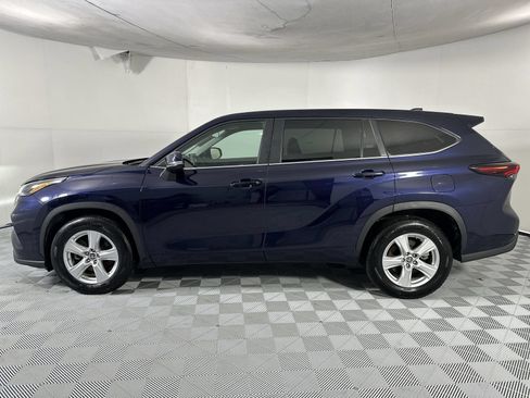 Used 2025 Toyota Highlander LE FWD image 5