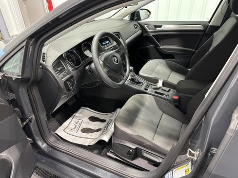 Used 2016 Volkswagen e-Golf SE w/ DC Fast Charging Package image 9