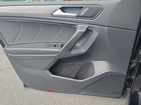 Certified 2023 Volkswagen Tiguan SE R-Line FWD image 28