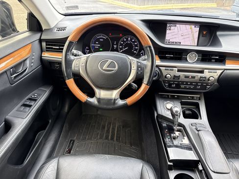 Used 2015 Lexus ES 300h w/ Navigation System Package FWD image 14