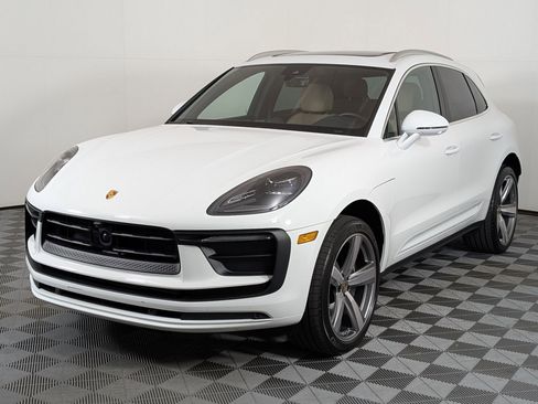 Used 2025 Porsche Macan image 1