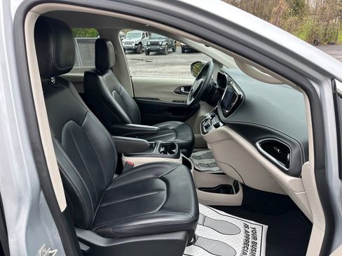 Certified 2023 Chrysler Pacifica Touring-L FWD image 30