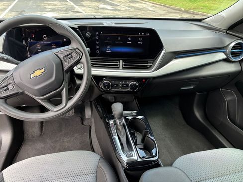 Used 2025 Chevrolet Trax LT FWD image 28
